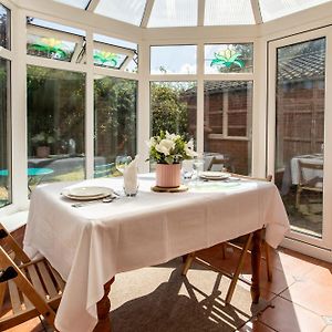 Cosy Homely House With Conservatory And Garden Egham Exterior photo