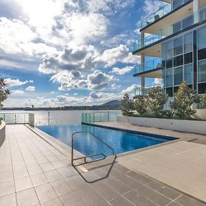 Lakeside 1-Bed With Courtyard Pool Gym & Parking Apartment Kingston Exterior photo