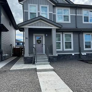 New 3 Bedroom Duplex With Garage Calgary Exterior photo