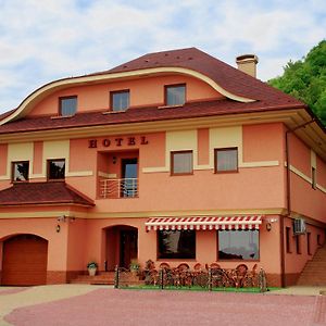 Magnat Hotel Mukacheve Exterior photo