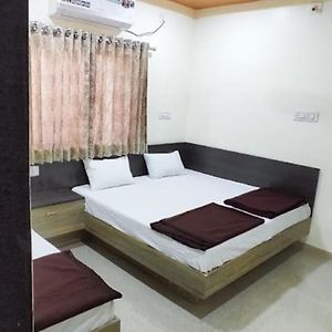 Goroomgo The Rudra Homestay Gujrat Garudeshwar Exterior photo