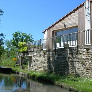 Gite Charmant Au Bord De L'Eau Avec Canoes, Terrasse Et Jardin A Damvix, Au Coeur Du Marais Poitevin. - Fr-1-426-354 Villa Exterior photo