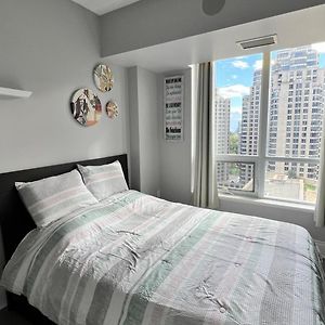 Home Stay - Room With Yonge Street View And 3 Star Hotel Amenities Toronto Exterior photo