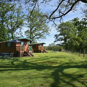 Les Roulottes Des Ris Bed & Breakfast Vallon-en-Sully Exterior photo