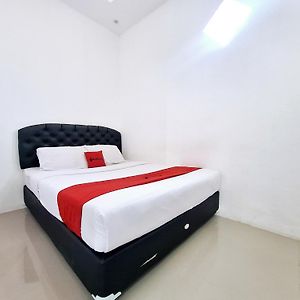 Reddoorz Near Stasiun Kediri Hotel Kediri  Exterior photo