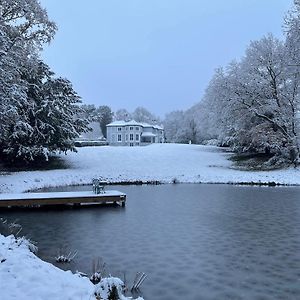 Huntsland House Bed & Breakfast Burstow Exterior photo