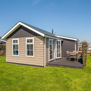 Compact Lodge With An Electric Sloop In Giethoorn Exterior photo