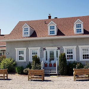 Chez Caro Et Sylvain Bed & Breakfast Rimouski Exterior photo