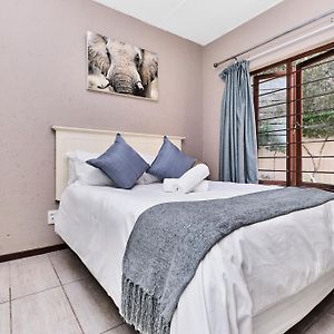 Cozy 2Bed 1 Bath Apartment In The Heart Of Broadacres Sandton Exterior photo