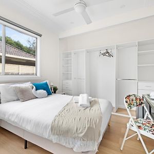 Elegant Double Room - Mins To Airport - Shared Bathroom Sydney Exterior photo