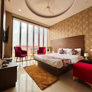 Hotel The Pearl Grand - Top Rated ! Most Awarded ! Parking ! Lift ! Luxury Rooms ! Best Selling Chandigarh Exterior photo