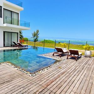 Stunning Beachfront Villa For A Perfect Getaway Riambel Exterior photo