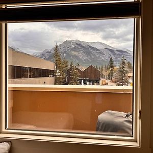 Ravens Crest Lodge - Stunning Views Perfectly Located On Main Street Canmore Exterior photo