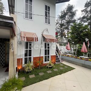 Villa Layar Selorejo Mitra Reddoorz Malang Exterior photo