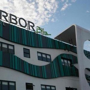 Arbor Biz Hotel Makassar Exterior photo