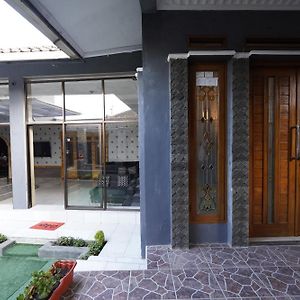 Oyo 94030 Ar Guest House Syariah Bandung Exterior photo