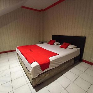 Reddoorz Near Sam Ratulangi Hotel Manado Exterior photo