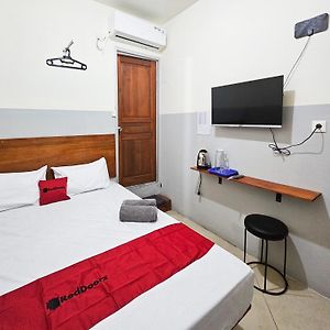 Reddoorz Near Mulyosari Hotel Surabaya Exterior photo