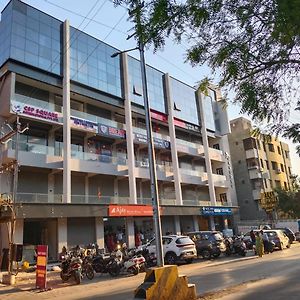 Hotel Lee Pride Anand Exterior photo