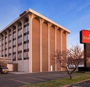 Days Inn & Suites By Wyndham Elyria Exterior photo