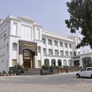 Deventure Hotel Karnal Exterior photo