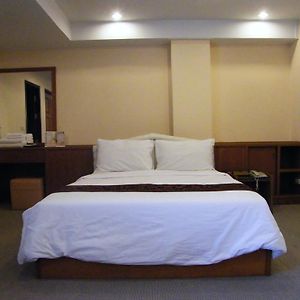 Grand Leo Hotel Sing Buri Room photo