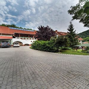 Hetenyi Apartmanhaz Es Birtok Hotel Mecseknadasd Exterior photo