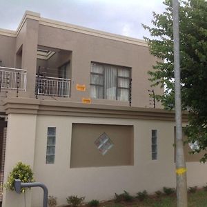 Zazas Guesthouse And Spa Soweto Exterior photo