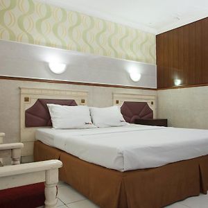 Reddoorz Near Tunjungan Plaza Hotel Surabaya Exterior photo