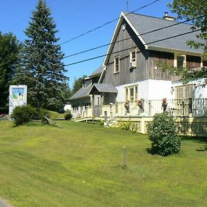 Auberge De La Tour Et Spa Magog Exterior photo