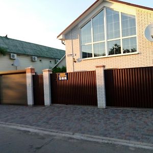 Guest House Gostinnyi Berdyansk Exterior photo