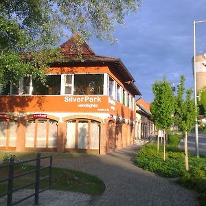 Silver Park Vendeghaz Hotel Berettyoujfalu Exterior photo