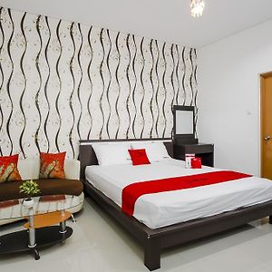 Reddoorz Near Itats University Hotel Surabaya Exterior photo