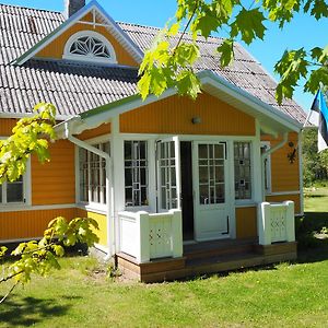 Leesi Kuelalistemaja Hotel Exterior photo