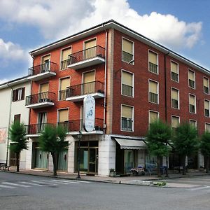 Hotel Ristorante Vittoria Santhia Exterior photo