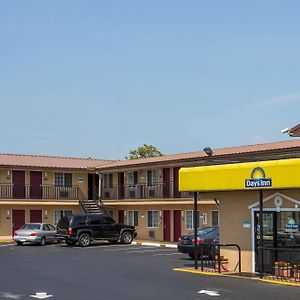 Days Inn By Wyndham Portland Central Exterior photo