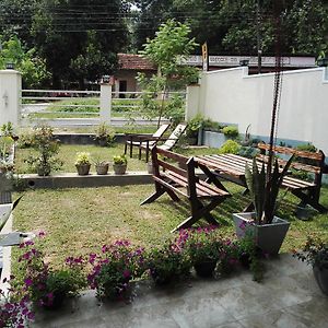 Leopard Rock Family Rest Hotel Katunayake Exterior photo