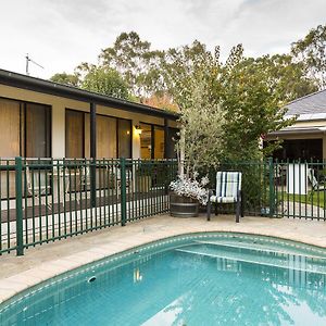 Courtsidecottage Bed And Breakfast Euroa Exterior photo