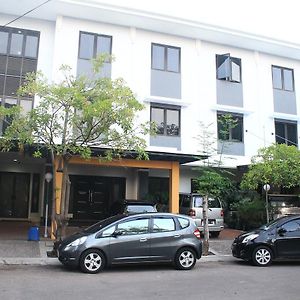 Carica Homestay Surabaya Exterior photo