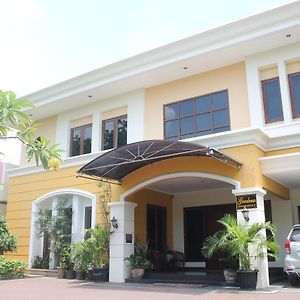 Gardena Homestay Surabaya Exterior photo