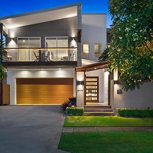 Resort Style Home In Brisbane Inner North. Exterior photo