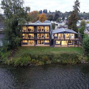 Chateau Riverside Hotel Campbell River Exterior photo