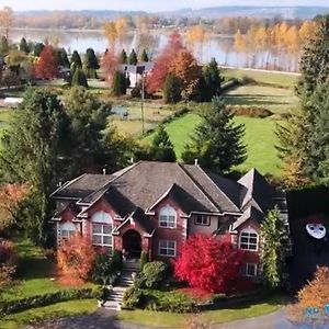 Cedar Manor Bed And Breakfast Pitt Meadows Exterior photo