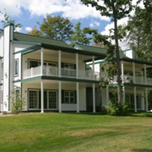 Chief Golf Cottages Bellaire Exterior photo