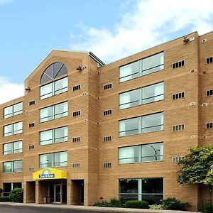 Days Inn By Wyndham Niagara Falls Lundys Lane Exterior photo