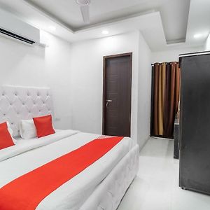 Oyo 40460 Paradise Studio Hotel Zirakpur Exterior photo