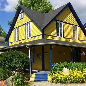 Au Saut Du Lit Bed & Breakfast Magog Exterior photo