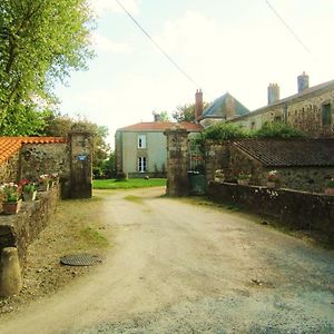 Le Manoir "Aux Douves" Bed & Breakfast Bazoges-en-Paillers Exterior photo