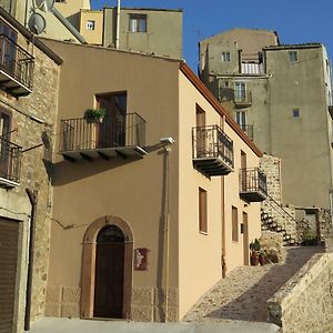 Porta Baciamano Hotel Geraci Siculo Exterior photo