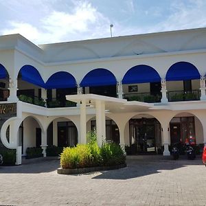 Casa De Wanea Hotel Manado Exterior photo